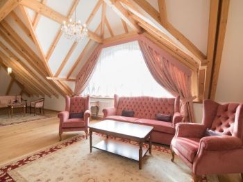 Couch mit Sessel im Wohnzimmer
