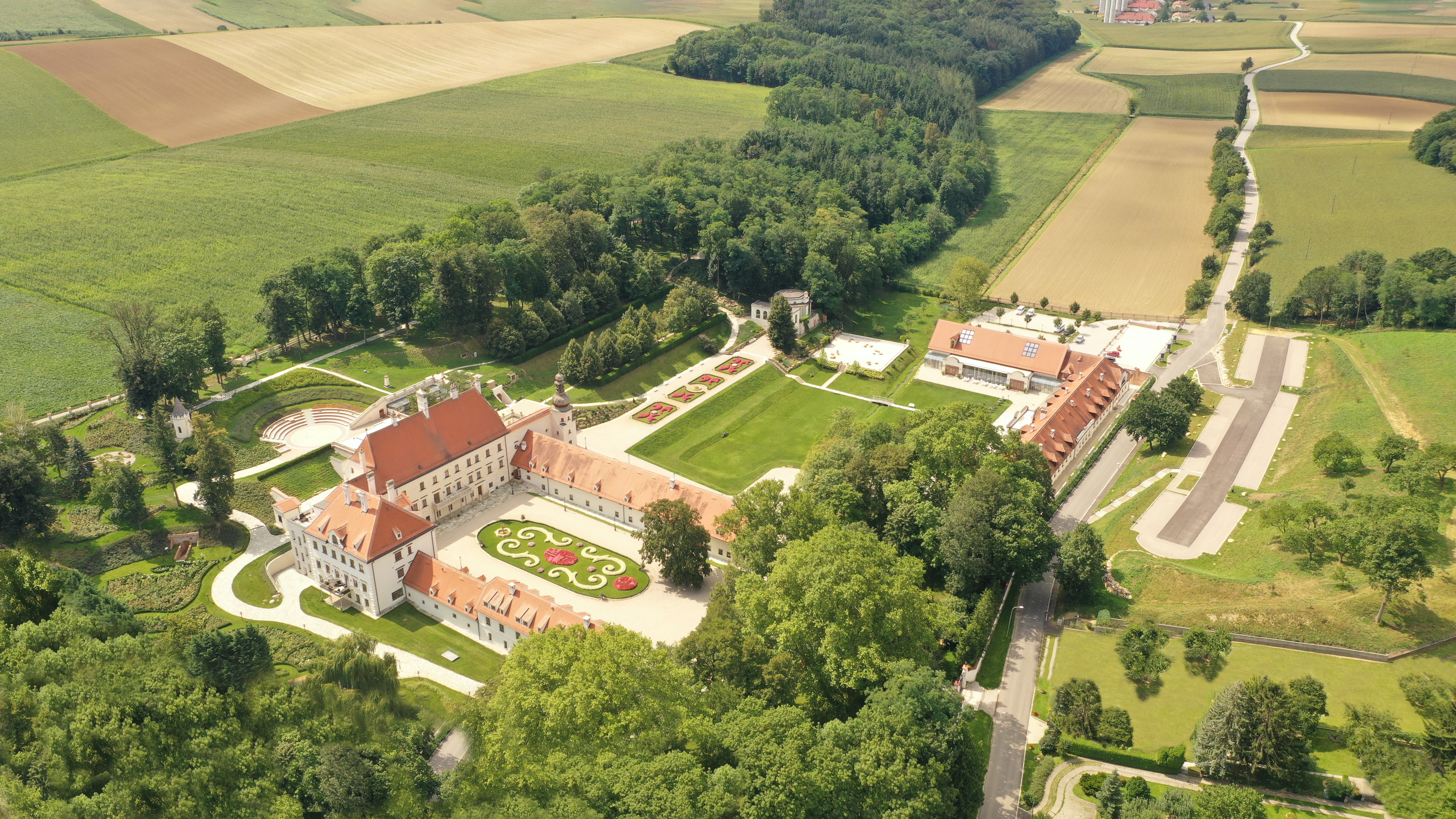 Schlosshotel in Niederösterreich für ausgiebigen Urlaub Schloss von oben