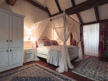 Double bed in Schloss Thalheim
