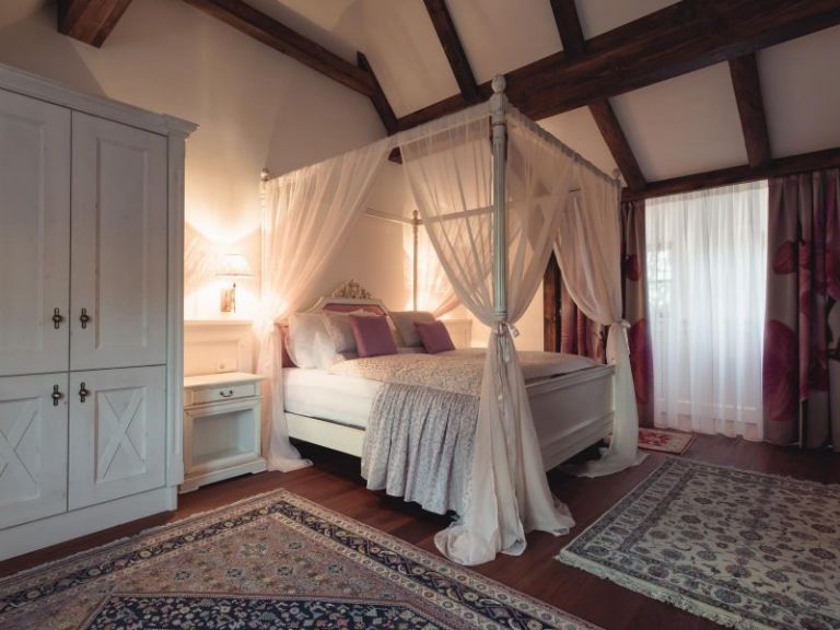 Double bed in Schloss Thalheim