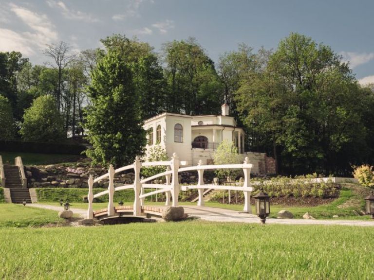 The tea house in the Schloss THALHEIM gardens